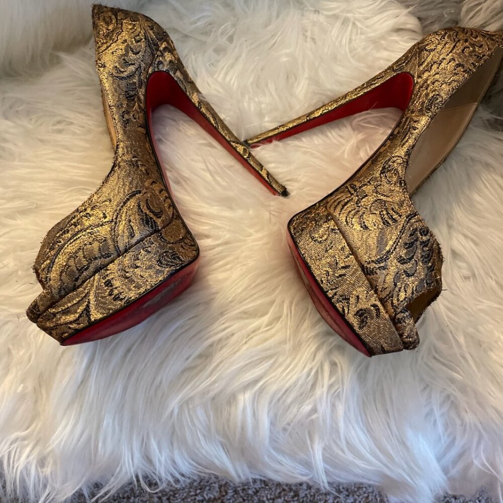 RED BOTTOM.. Louie high heels.. Excellent Condition